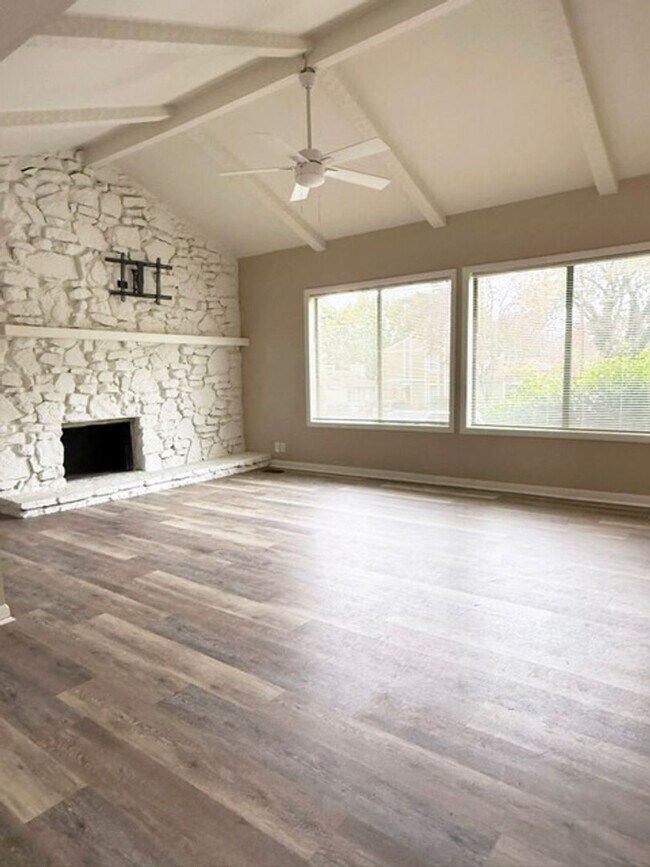 Building Photo - Renovated Villa in Bellevue- SPECIAL 1/2 Second's Months Rent