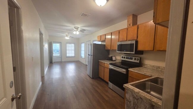 Building Photo - 305 E Nettie Ave