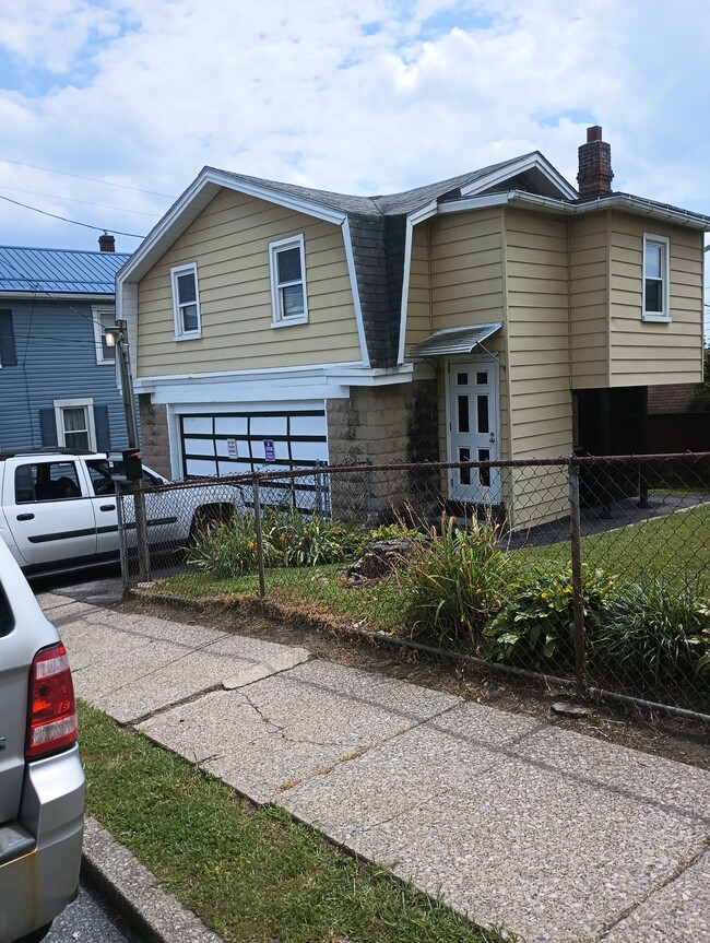 309 S 16th Street exterior - 309 S 16th St