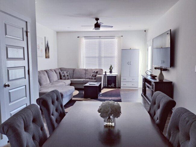 Foto del edificio - 4 Bedroom Townhome for Rent Apex