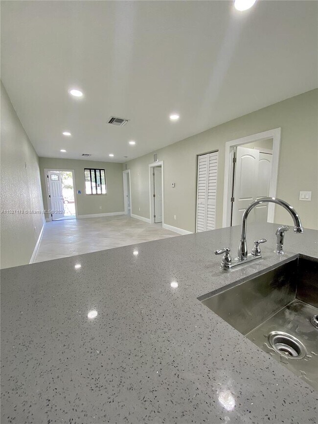 Foto del edificio - 1528 NW 71st St