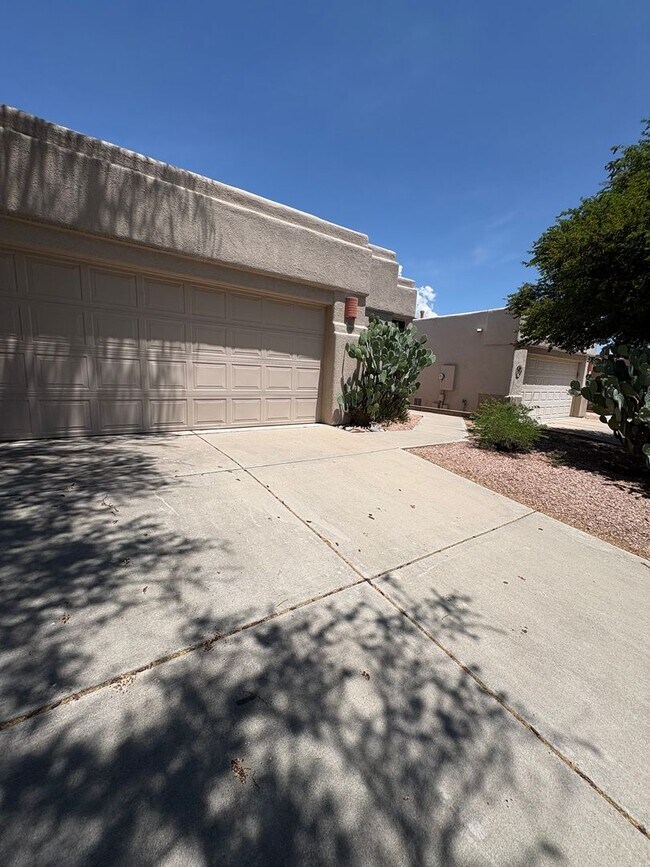 Foto del edificio - Well Maintained Home in  East Side Gated Community- 3Bd-A/C-Community Pools !!