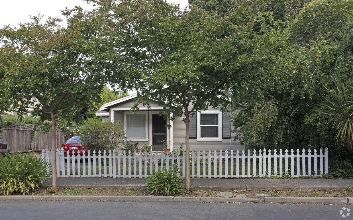 Building Photo - 648-650 Harvard Ave