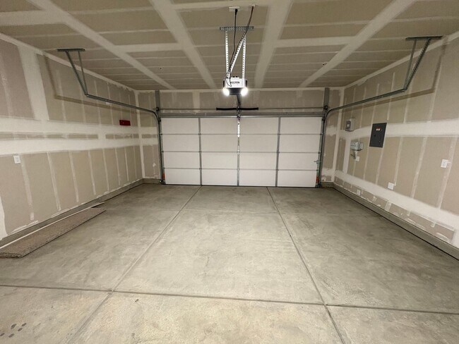 Building Photo - Woodside Home in NW Visalia Available Now!