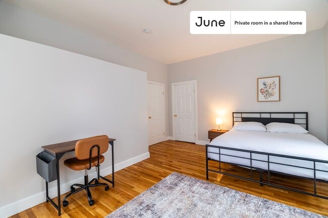 Building Photo - Private bedroom in 3 bed/1 bath Home