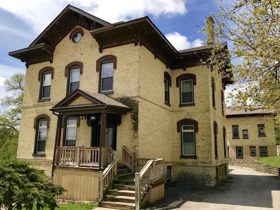 315 Mountain St Unit 1, Elgin, IL 60123 Room for Rent in Elgin, IL