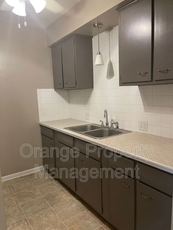 Building Photo - 625 5th Ave