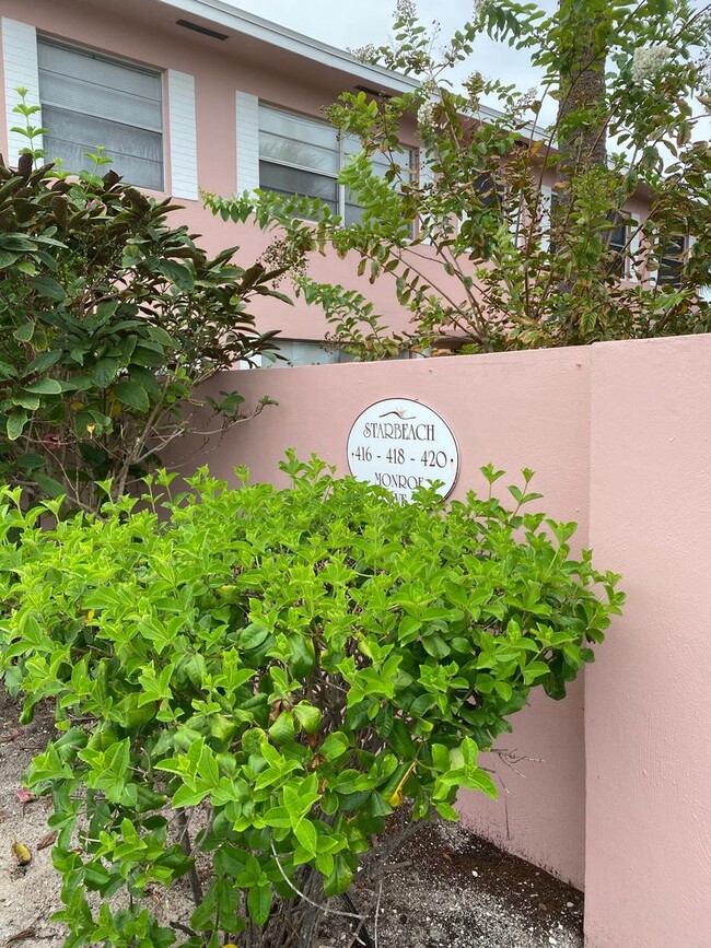 Foto del edificio - WALK TO THE BEACH FROM YOUR TOTALLY UPDATE...