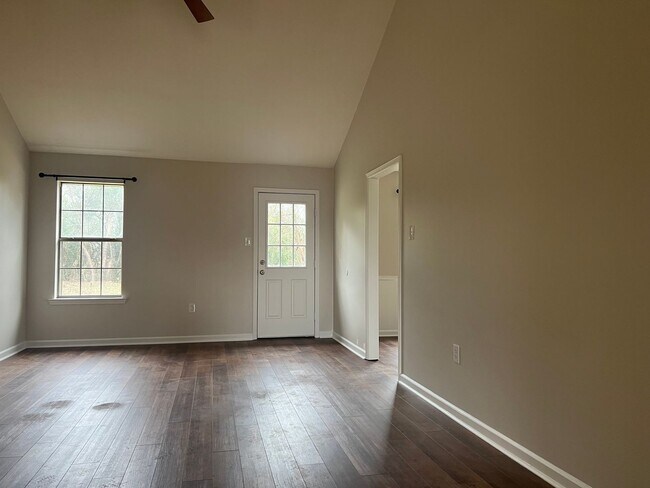 Building Photo - 1505 Hathaway Dr