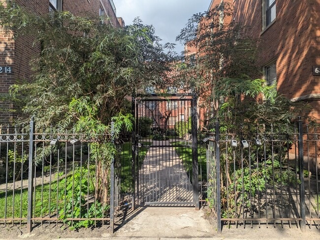 Foto del edificio - 6814 N Ashland Blvd