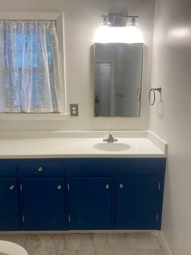 Foto del edificio - 3 bedrooms 2 baths, Split Level in the loc...