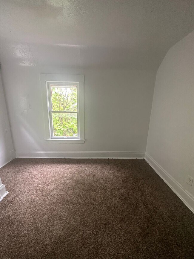 Building Photo - 3bd Single Section 8