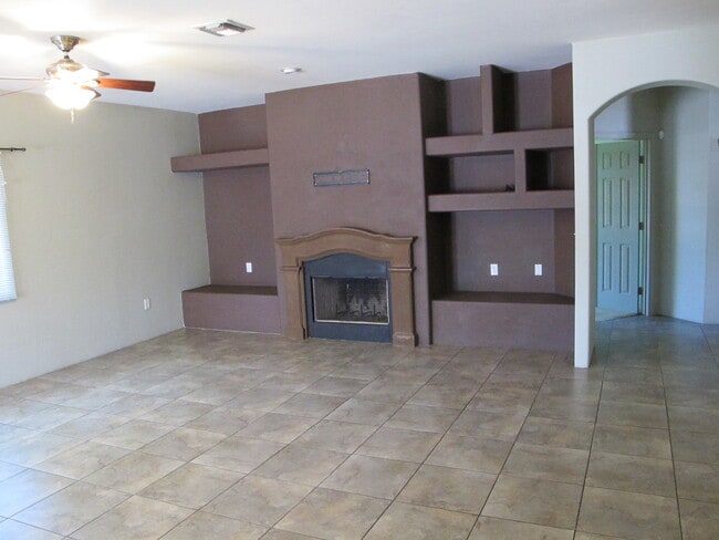 Building Photo - 1305 E Linden St