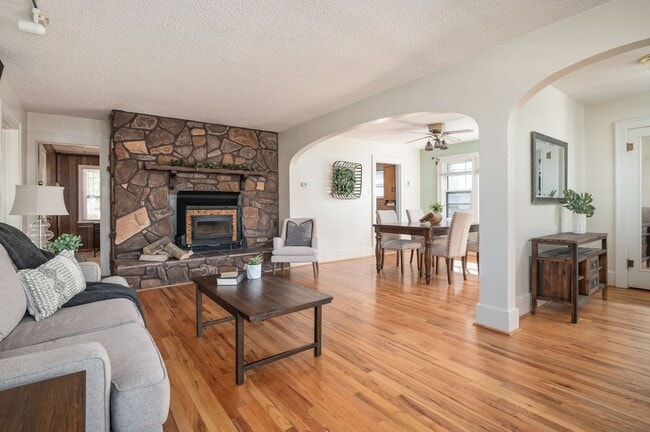 Building Photo - 3 BEDROOMS, 1.5 BATH HOME, CLOSE TO HOSPITAL AND DOWNTOWN!