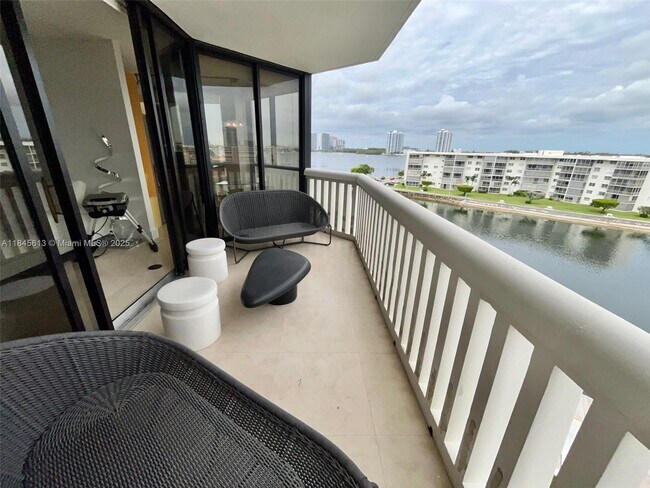 Foto del edificio - 1000 E Island Blvd