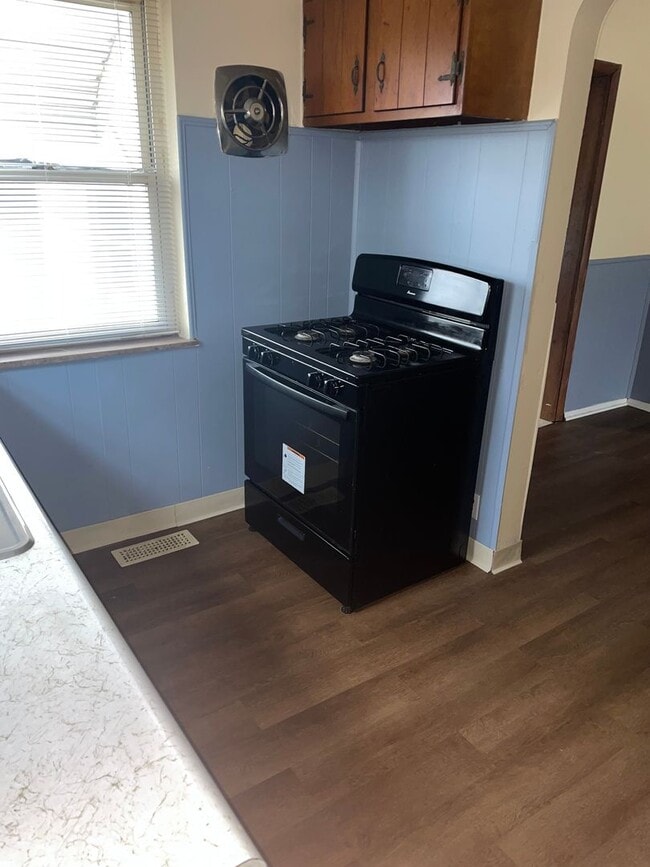 Foto del edificio - 3BR w/ 3-Season Room near North College Hill