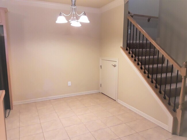 Building Photo - 12 S Woodsprings Dr