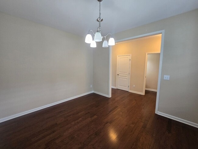 Building Photo - Spacious 4BR, 2.5BA Home with Screened Pat...