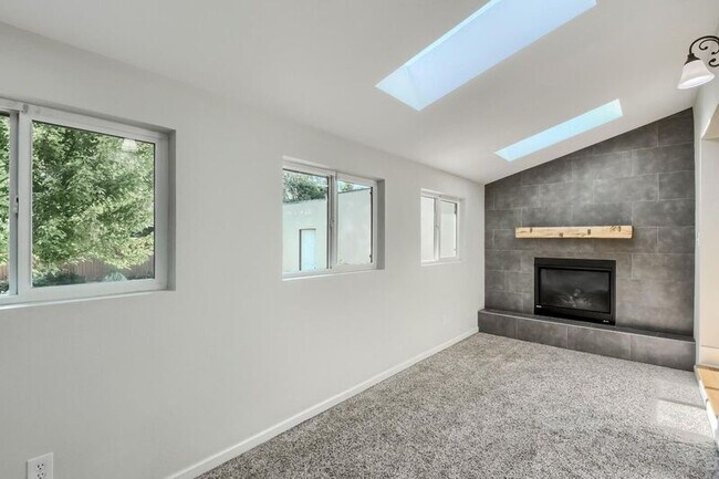 Foto del edificio - 2150 S Williams St