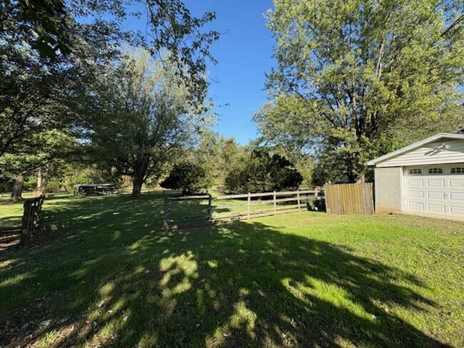 Building Photo - Brick Rancher with large yard near State Line