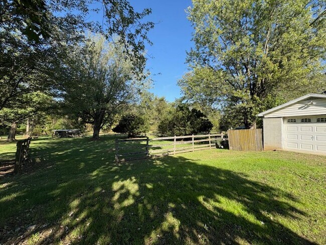 Foto del edificio - Brick Rancher with large yard near State Line