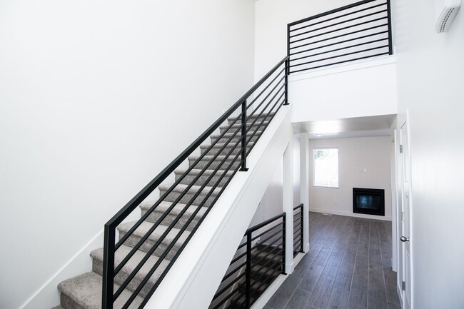 Foto del edificio - Gorgeous 2-Story Townhome with Finished Ba...