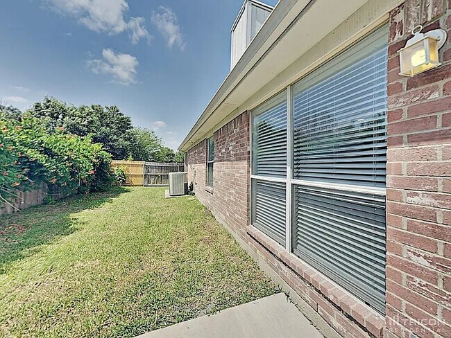 Building Photo - 704 W Colony Dr