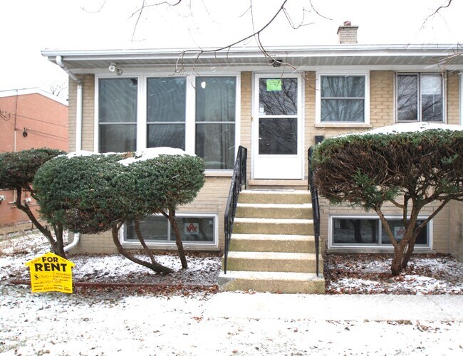 Building Photo - 417 W Stone Ave