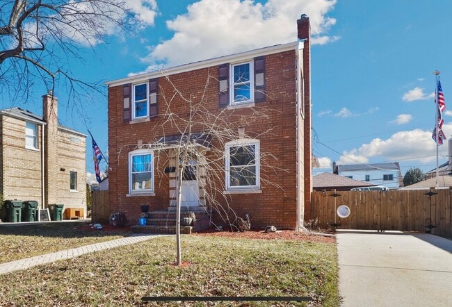 Building Photo - 2015 Newton Ave