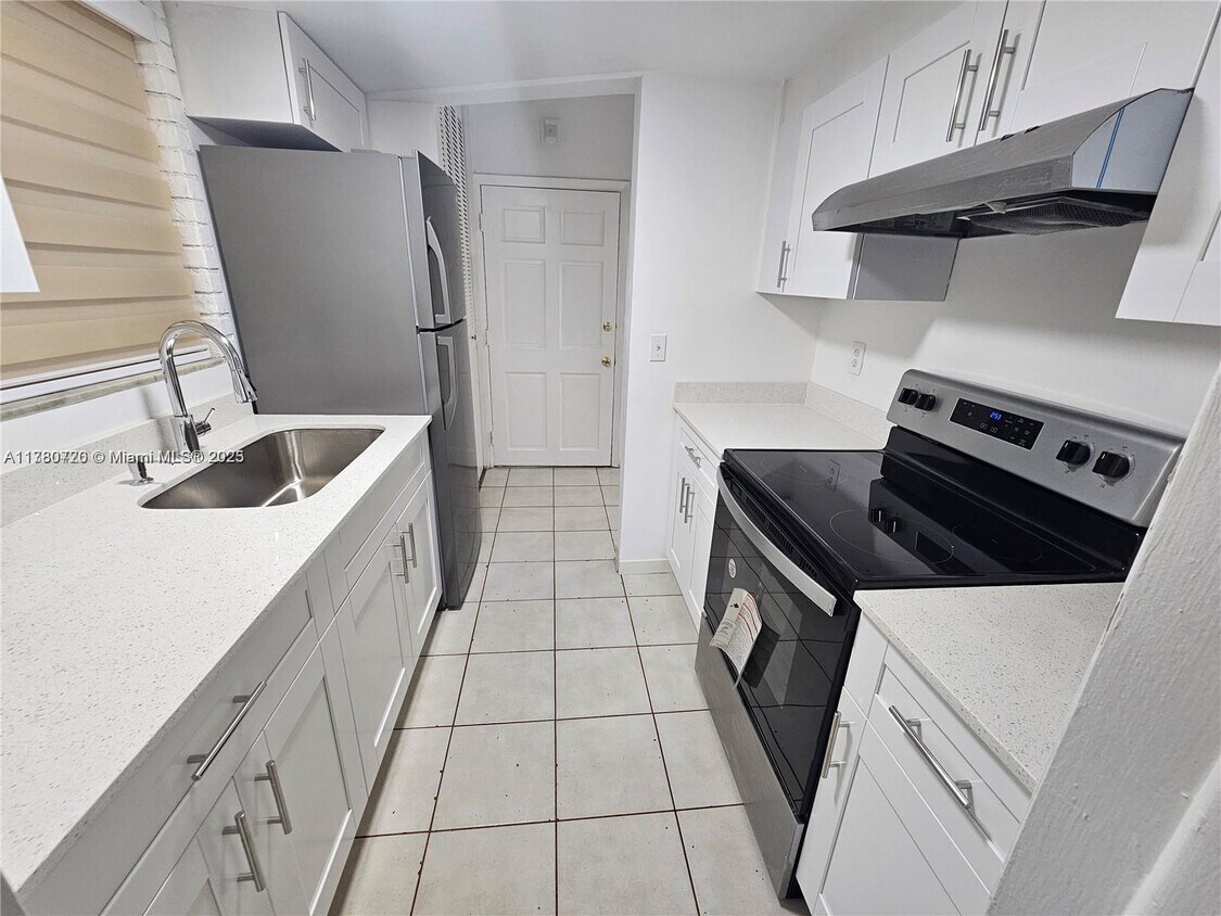 Primary Photo - 12500 NE 5th Ave