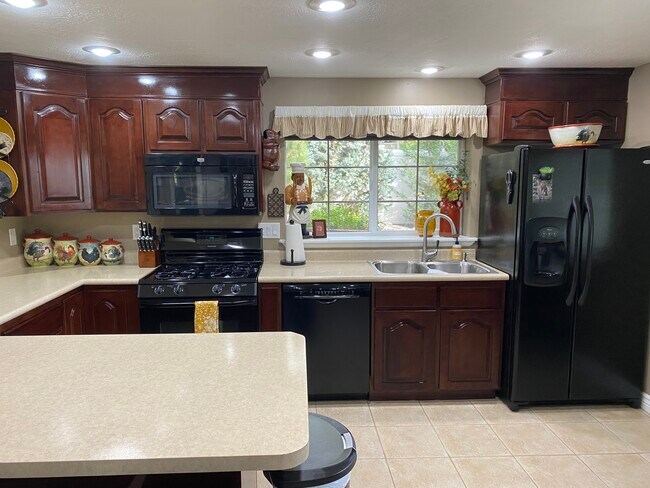 Kitchen - 2336 Canyon View Dr