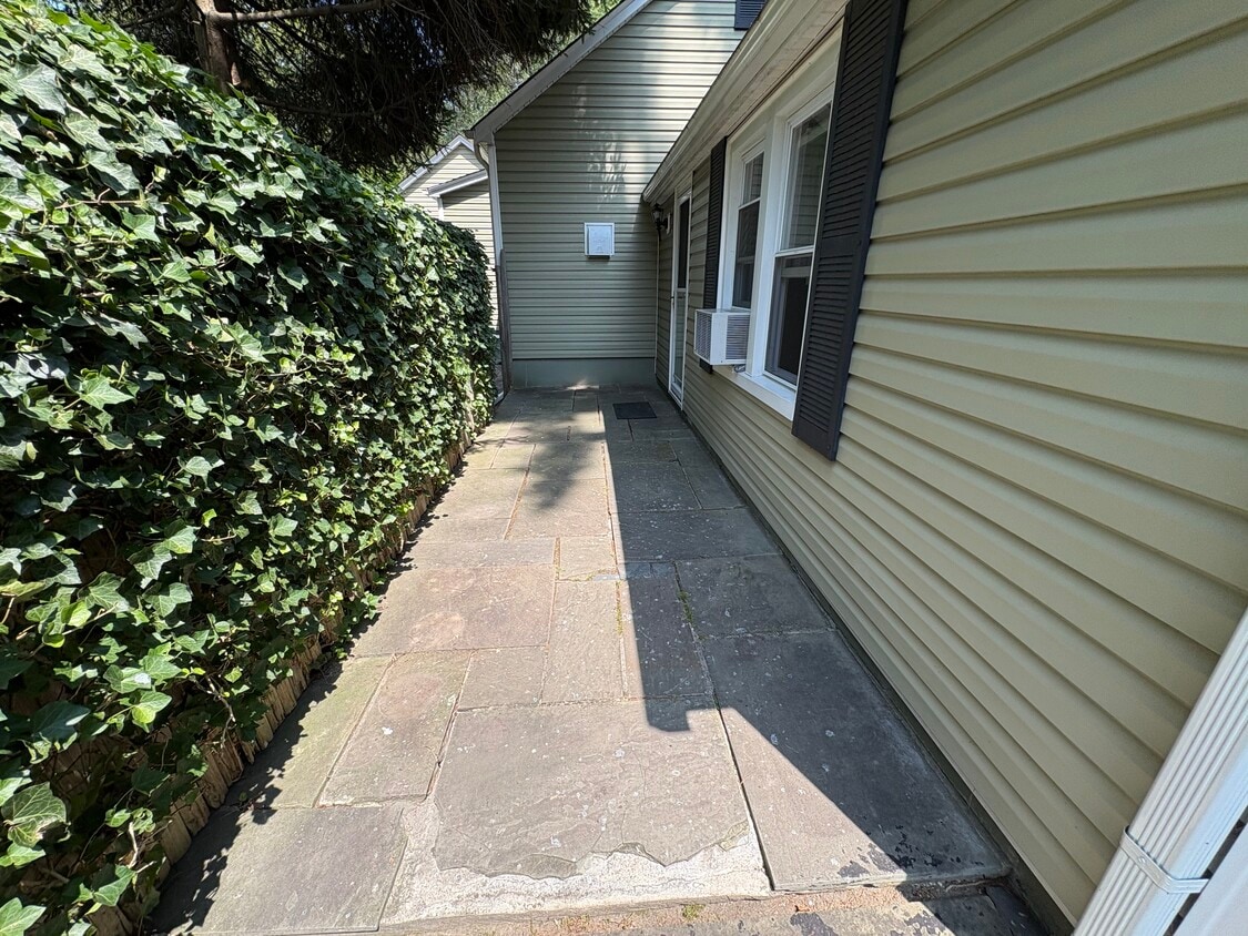 Primary Photo - 15 Ingersoll St