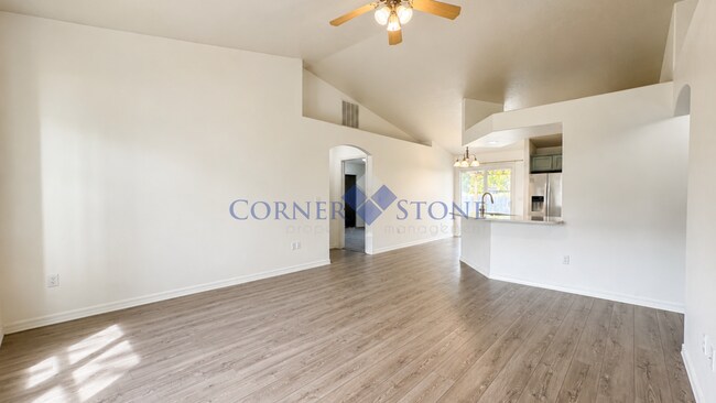 Foto del edificio - Beautiful 3-Bedroom Home with Open Floor Plan & Backyard Retreat!