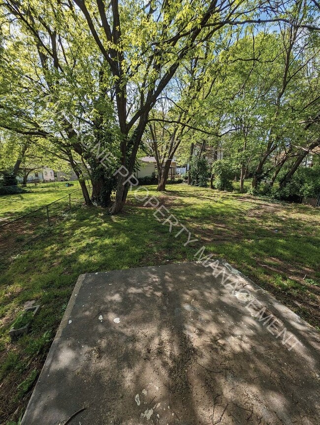 Building Photo - Small Update Single Family Home