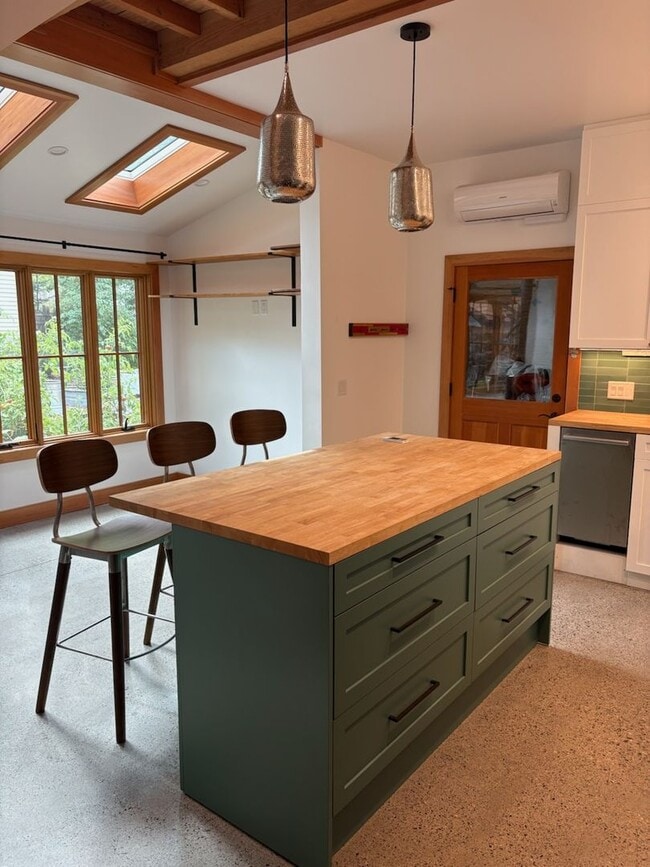 Building Photo - Downtown Bozeman Apartment for Rent!