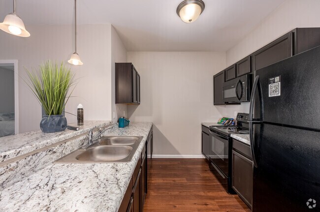 2 habitaciones, 2 baños - 771 pies cuadrados - Cocina - The Annex of Terre Haute