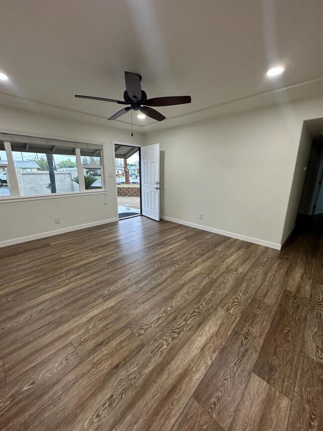 Foto del edificio - 4554 N Manila Ave