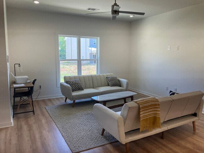 Building Photo - Newer Townhome - Close to Downtown