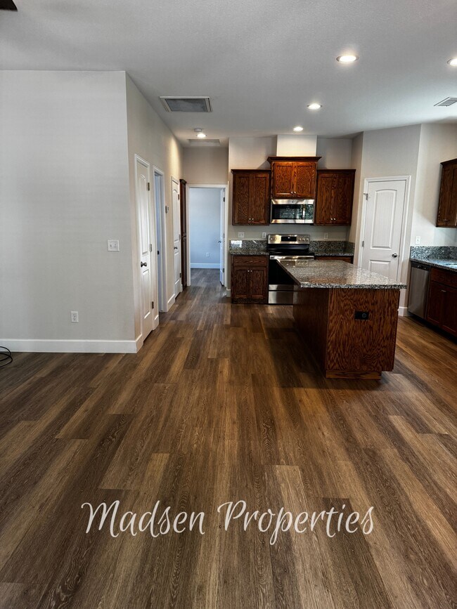 Foto del edificio - 2591 Brown Ave