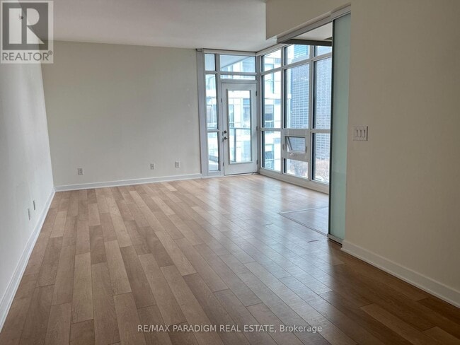 Building Photo - 210 Simcoe St