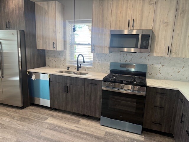 Foto del edificio - 8650 Trumbull Ave