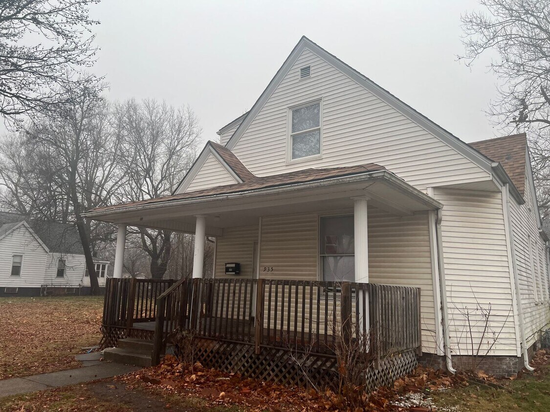 Primary Photo - Updated Spacious 4 Bedroom