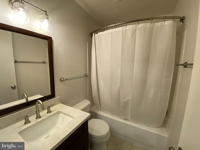 Building Photo - 2562 Glengyle Dr