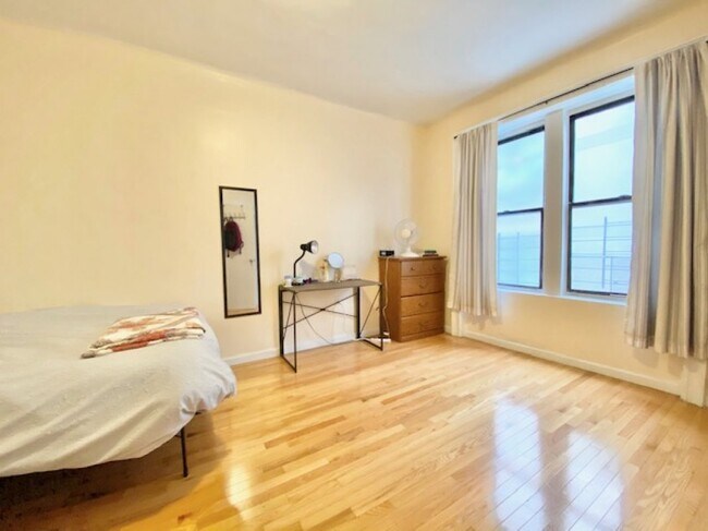 Foto del edificio - 884 Riverside Dr