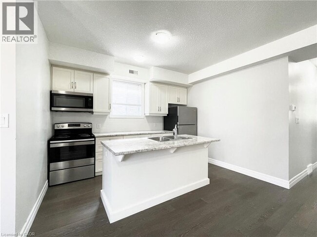 Building Photo - 44 FOURTH Avenue Unit# 2 LOWER