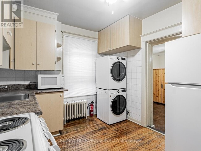 Building Photo - 2229A DUNDAS STREET W