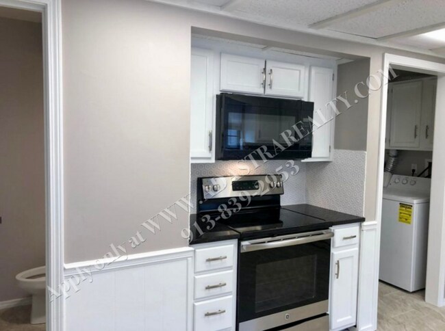 Foto del edificio - Beautiful 3 Bedroom Duplex in Olathe-Available NOW!!