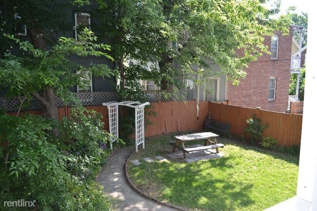 Building Photo - 402 Putnam Ave