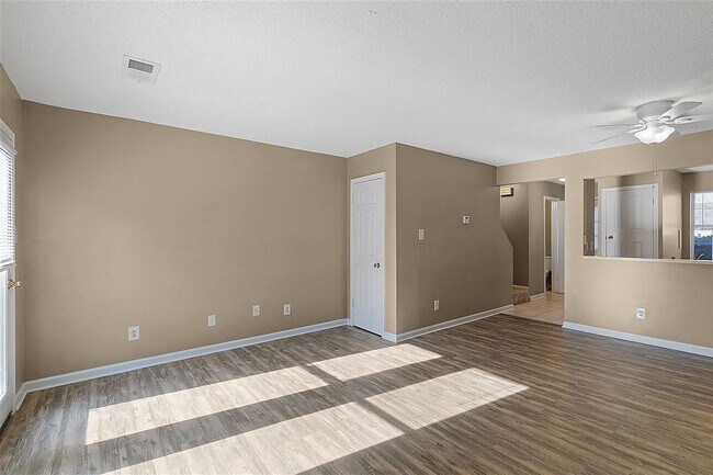 Building Photo - 725 Walker Rd