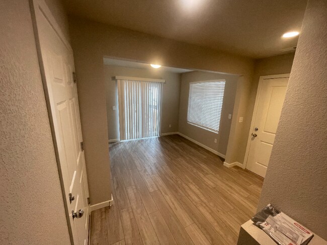 Foto del edificio - 5748 Thurless Ln
